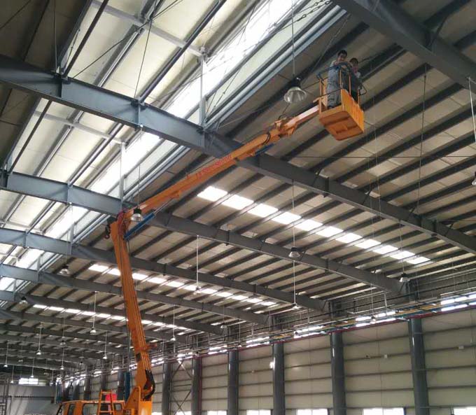 20米高空作业车助力钢结构厂房安装